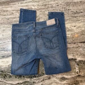 Calvin Klein Women's Skinny Ankle Jeans - Blue
Size 6 (measurements added)